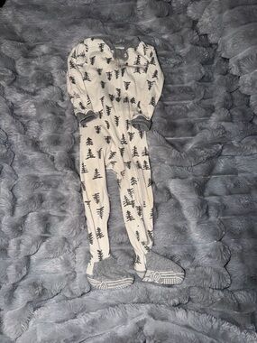 Burt's Bees Baby Cream and Gray Tree-Print Footed Pajama